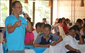 PROTECTING THE RIGHTS OF BENEFICIARIES. ABC President from Majayjay, Laguna, together with other barangay captains from the Province of Laguna, shows his support in protecting the rights of the beneficiaries in the upcoming Barangay Elections and ensuring that no one uses the Pantawid Pamilyang Pilipino Program for their advantage during the Bawal ang Epal Dito Campaign Orientation in Sta. Cruz, Laguna last October 7, 2013.